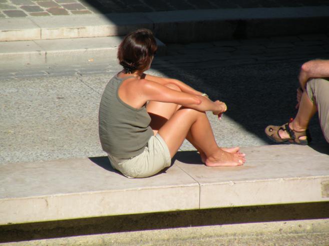  fille en short, pieds et bras nus, assise